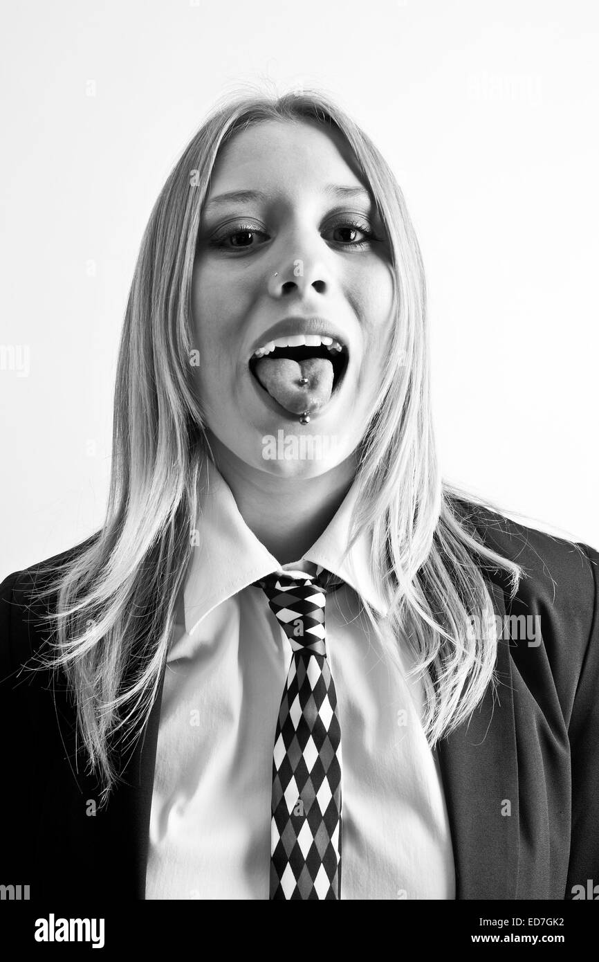 Donna con linguetta piercing Foto Stock