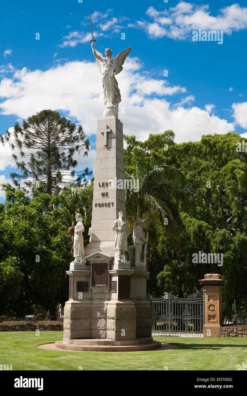 Memoriale di guerra al di fuori dell'entrata al Queens Park Maryborough Queensland Foto Stock