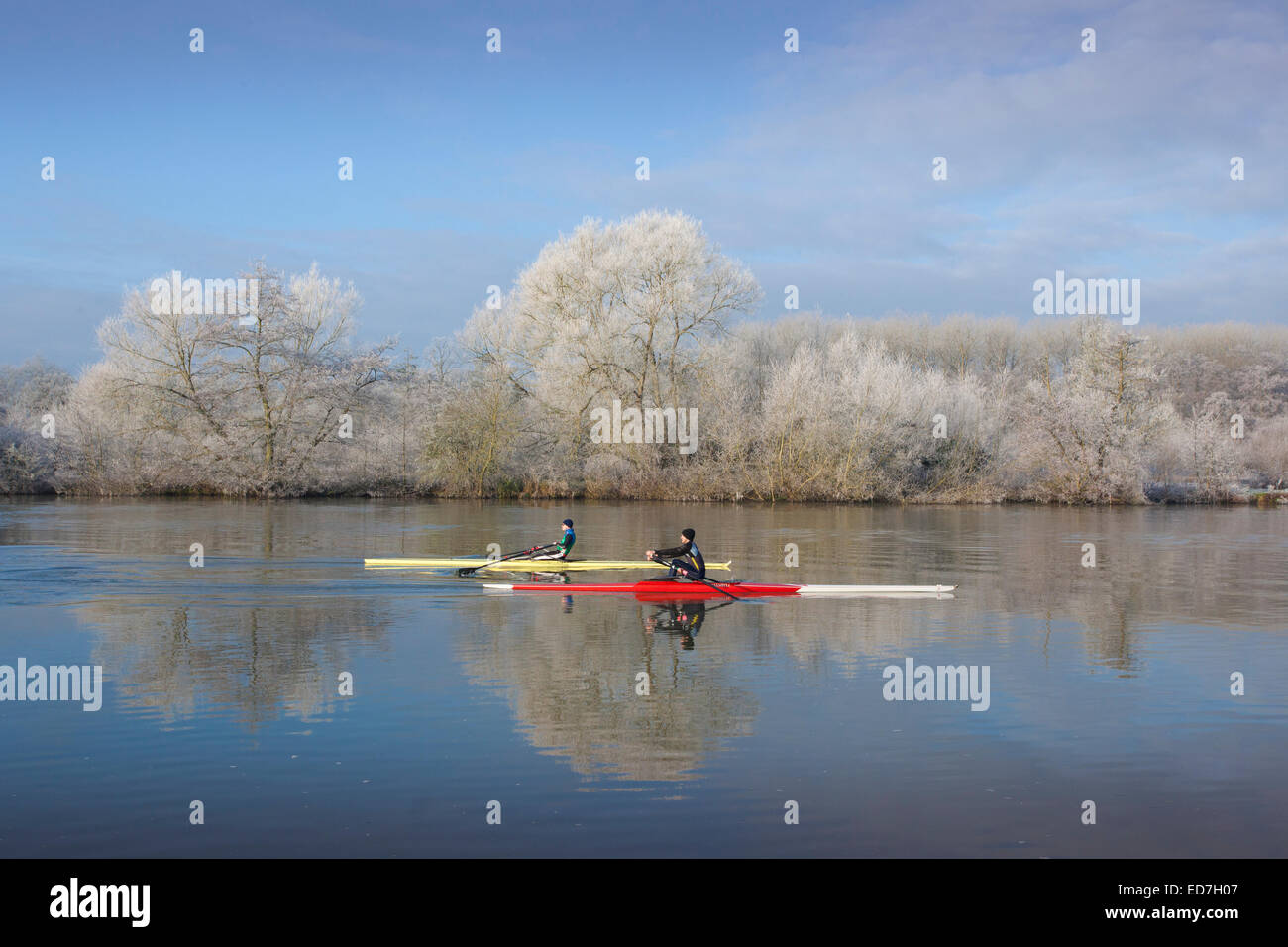 Henley on Thames, Oxfordshire, Regno Unito. Il 31 dicembre, 2014. Regno Unito meteo. Temperature di nuovo scesa ben al di sotto di zero a Henley on Thames risultante in un gelo heavey lungo le rive del fiume Tamigi. Credito: Allan Staley/Alamy Live News Foto Stock