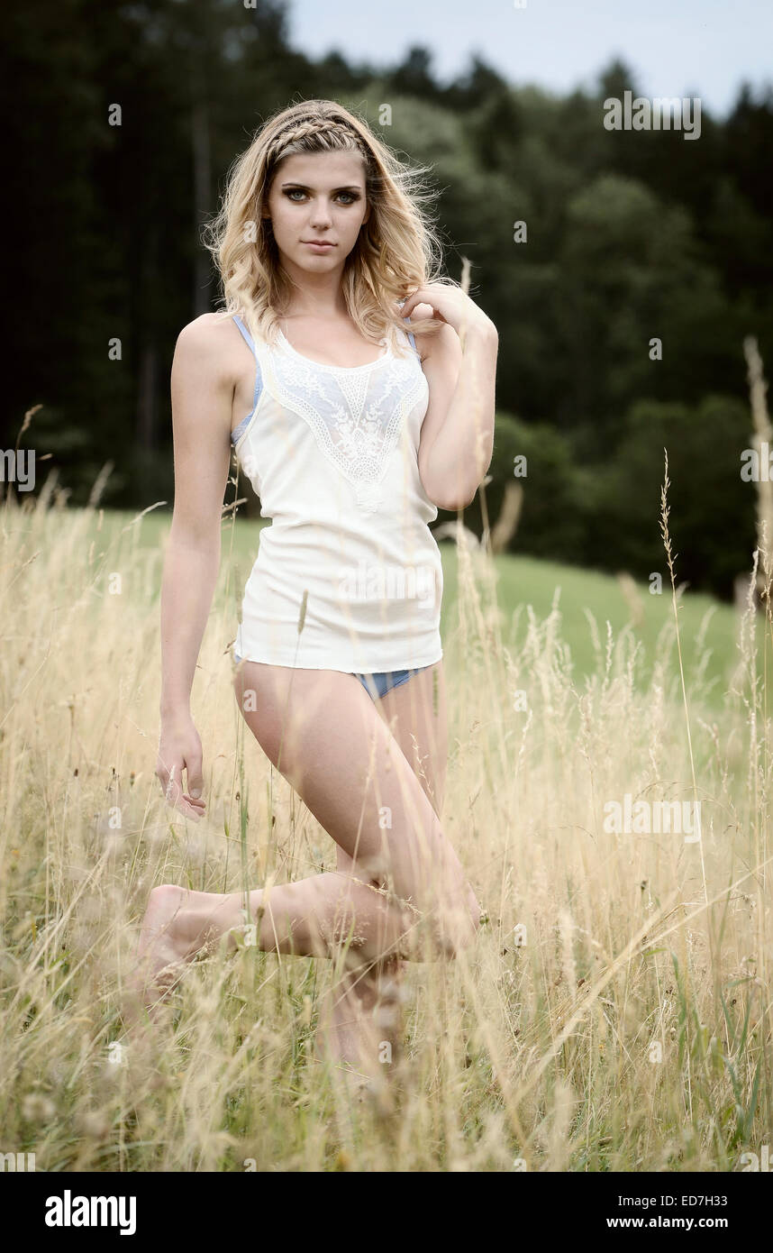 Giovane donna in lingerie in posa all'aperto, Austria Foto Stock