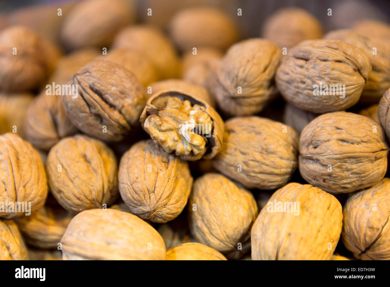 Noci del kernel in gusci in Misir Carsisi Bazaar Egiziano cibo e al mercato delle spezie di Istanbul, Turchia Foto Stock