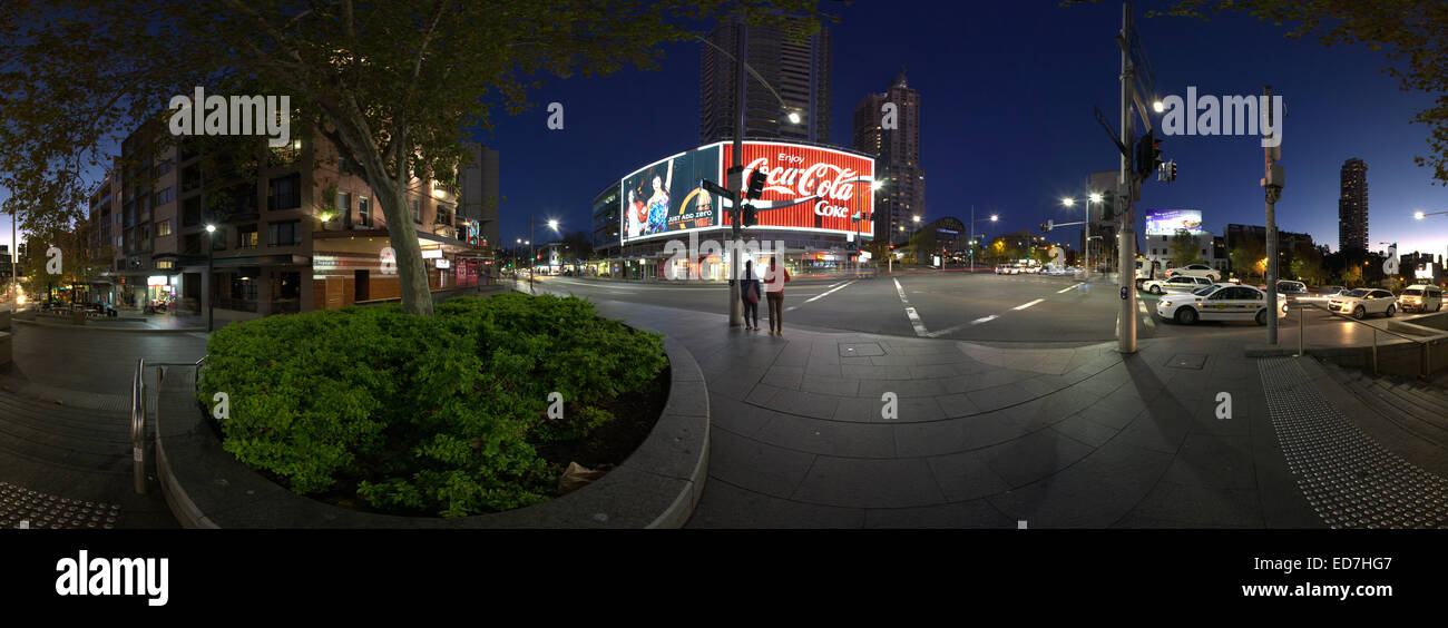 Vista panoramica dell'iconico Coca-Cola billboard King's Cross Sydney New South Wales AUSTRALIA Foto Stock