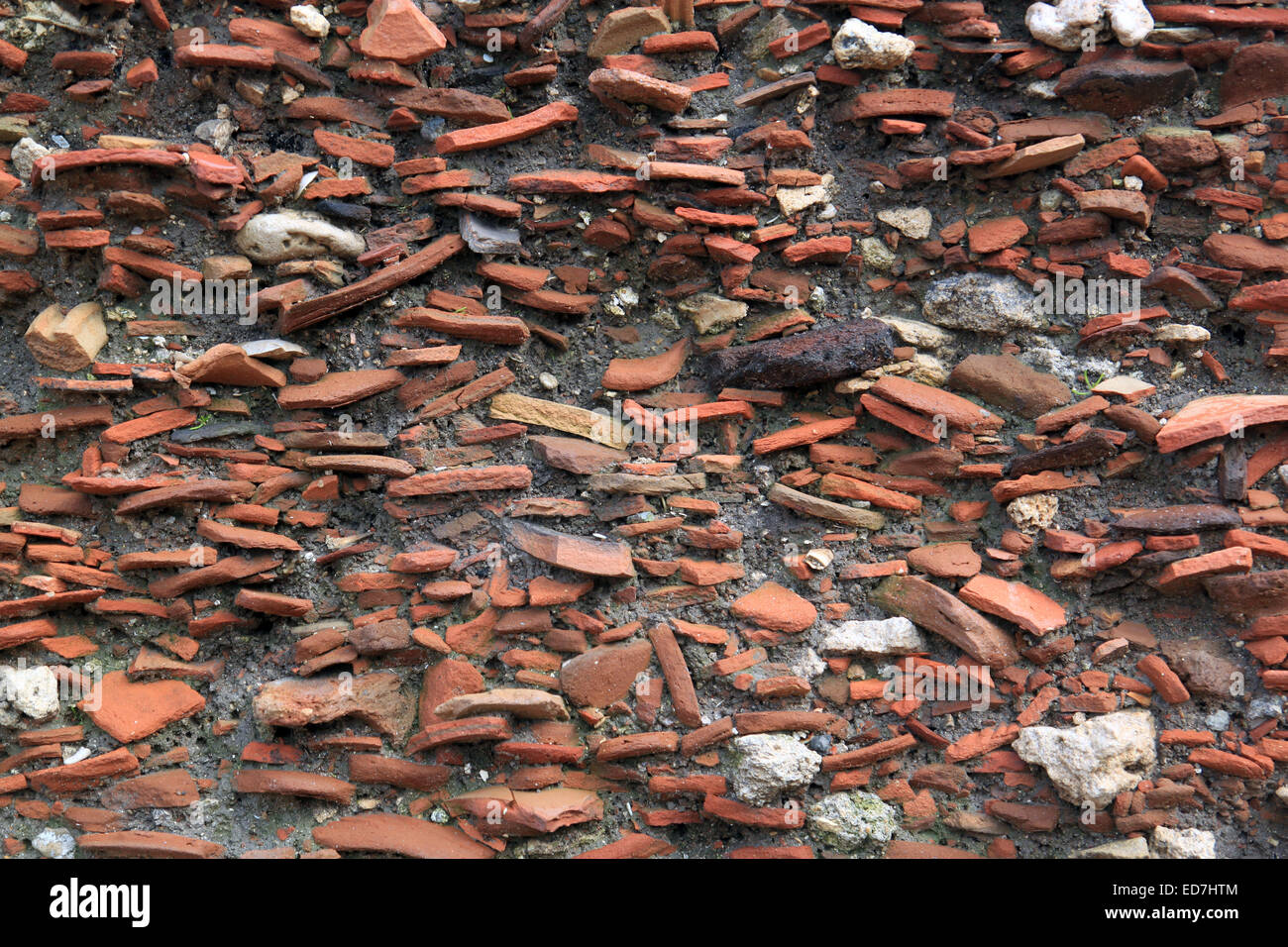 Molti strati di diverse rotte antichi pezzi di argilla sono intrappolati nel suolo, in strati uno sopra l'altro. Foto Stock