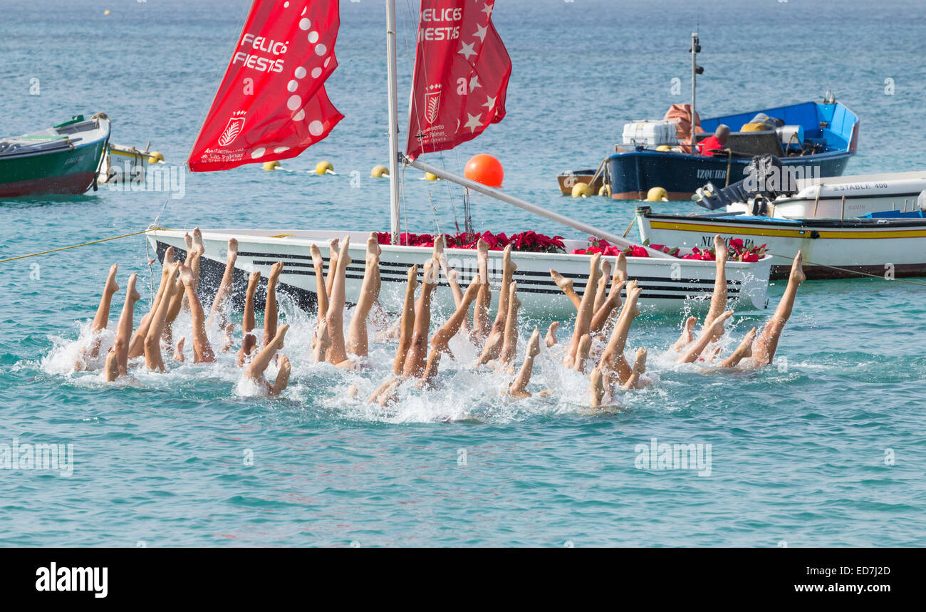 I nuotatori sincronizzati dando dimostrazione Foto Stock
