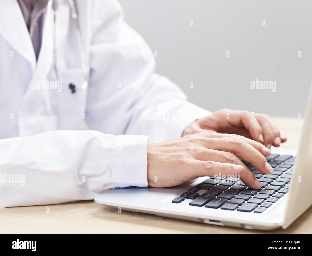 Medico utilizzando laptop Foto Stock