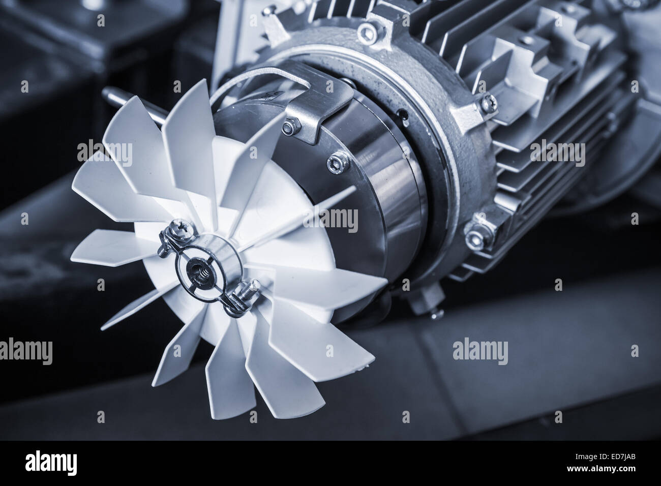 Moderno motore elettrico frammento, closeup nei toni del blu foto Foto Stock