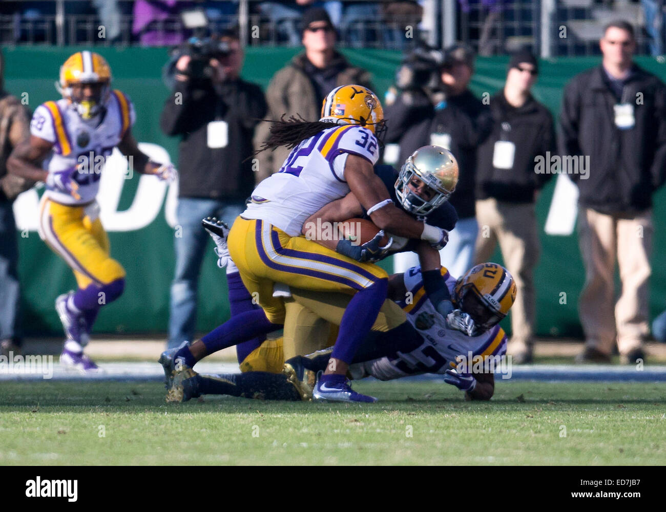 Nashville, Tennessee, Stati Uniti d'America. 30 dic 2014. Notre Dame wide receiver William Fuller (7) viene affrontato dalla LSU cornerback Jalen Collins (32) durante il NCAA Football azione di gioco tra la cattedrale di Notre Dame Fighting Irish e la LSU Tigers a LP Field a Nashville, nel Tennessee. Notre Dame ha sconfitto la LSU 31-28. © csm/Alamy Live News Foto Stock