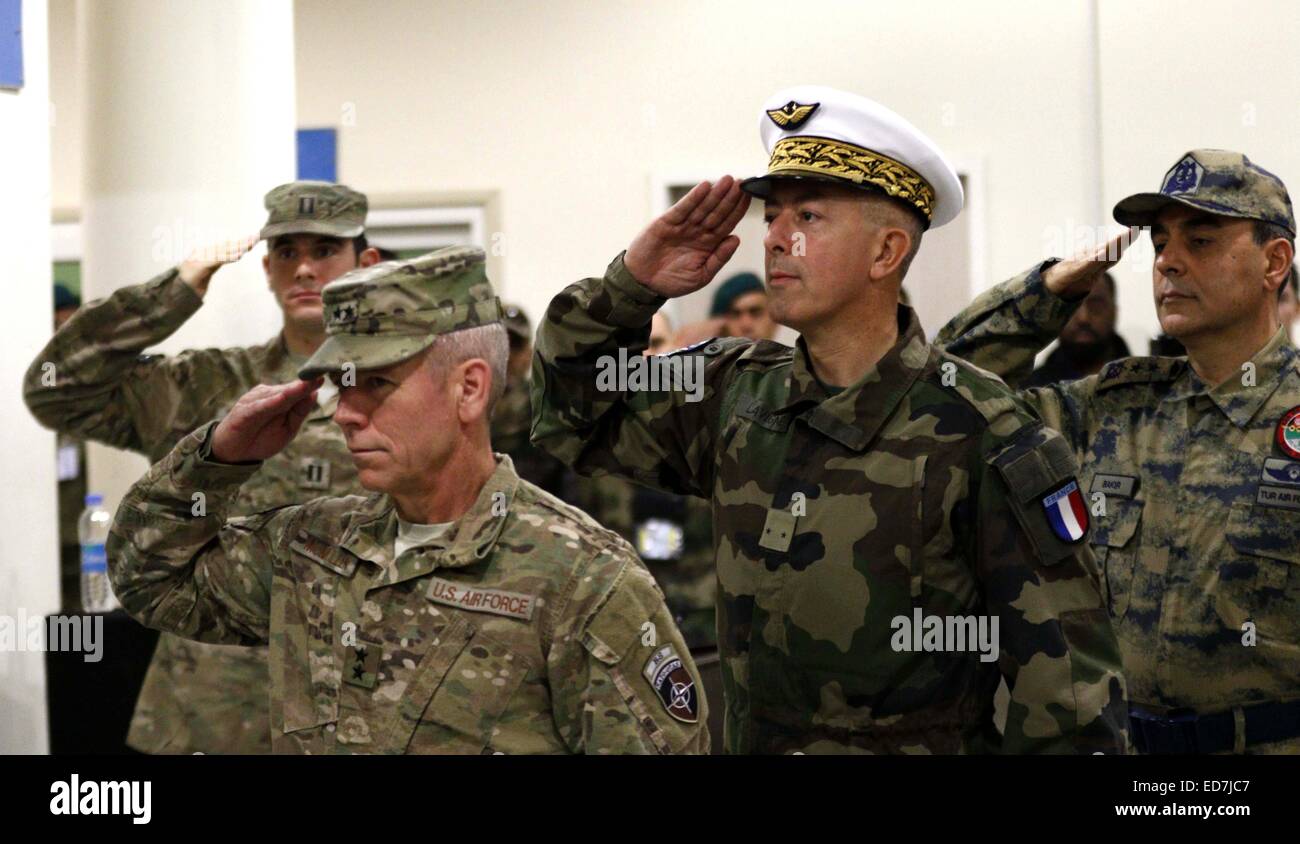A Kabul, Afghanistan. 31 dic 2014. Comandante in arrivo Maggiore Generale Mehmet Cahit Bakir (1R), in uscita comandante francese il Brigadiere Generale Philippe Lavigne 2 (R), e la NATO aria comandante Command-Afghanistan U.S. Il Maggiore Generale John K. McMullen (terza R) frequentano la modifica del comando cerimonia di Hamid Karzai Aeroporto Internazionale dalla Francia alla Turchia a Kabul, Afghanistan, Dic 31, 2014. © Rahmin/Xinhua/Alamy Live News Foto Stock