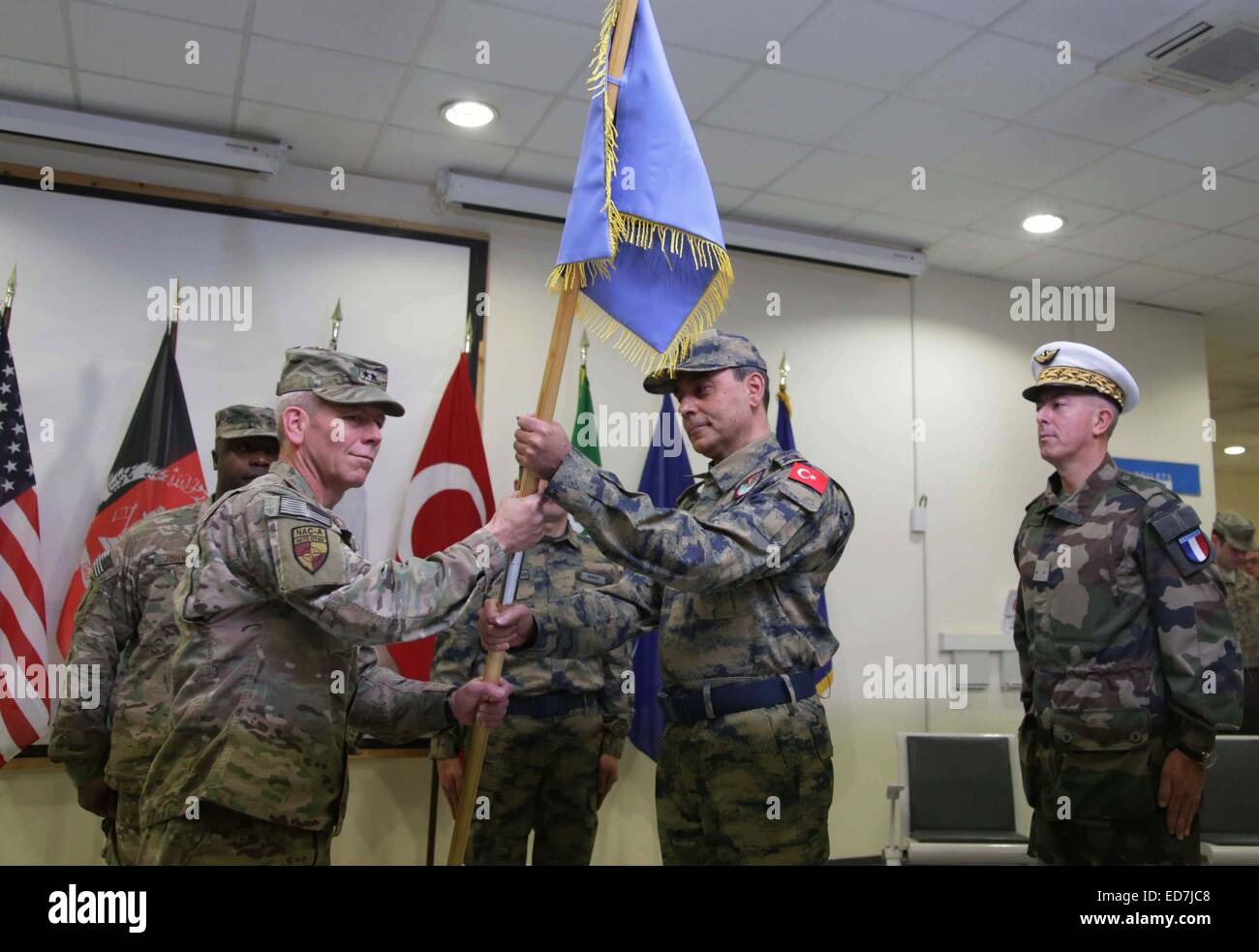 A Kabul, Afghanistan. 31 dic 2014. La NATO aria comandante Command-Afghanistan U.S. Il Maggiore Generale John K. McMullen (L, anteriore) dà cerimoniale di bandiera al comandante in arrivo Maggiore Generale Mehmet Cahit Bakir (seconda R) durante la modifica del comando cerimonia di Hamid Karzai Aeroporto Internazionale dalla Francia alla Turchia a Kabul, Afghanistan, Dic 31, 2014. © Rahmin/Xinhua/Alamy Live News Foto Stock