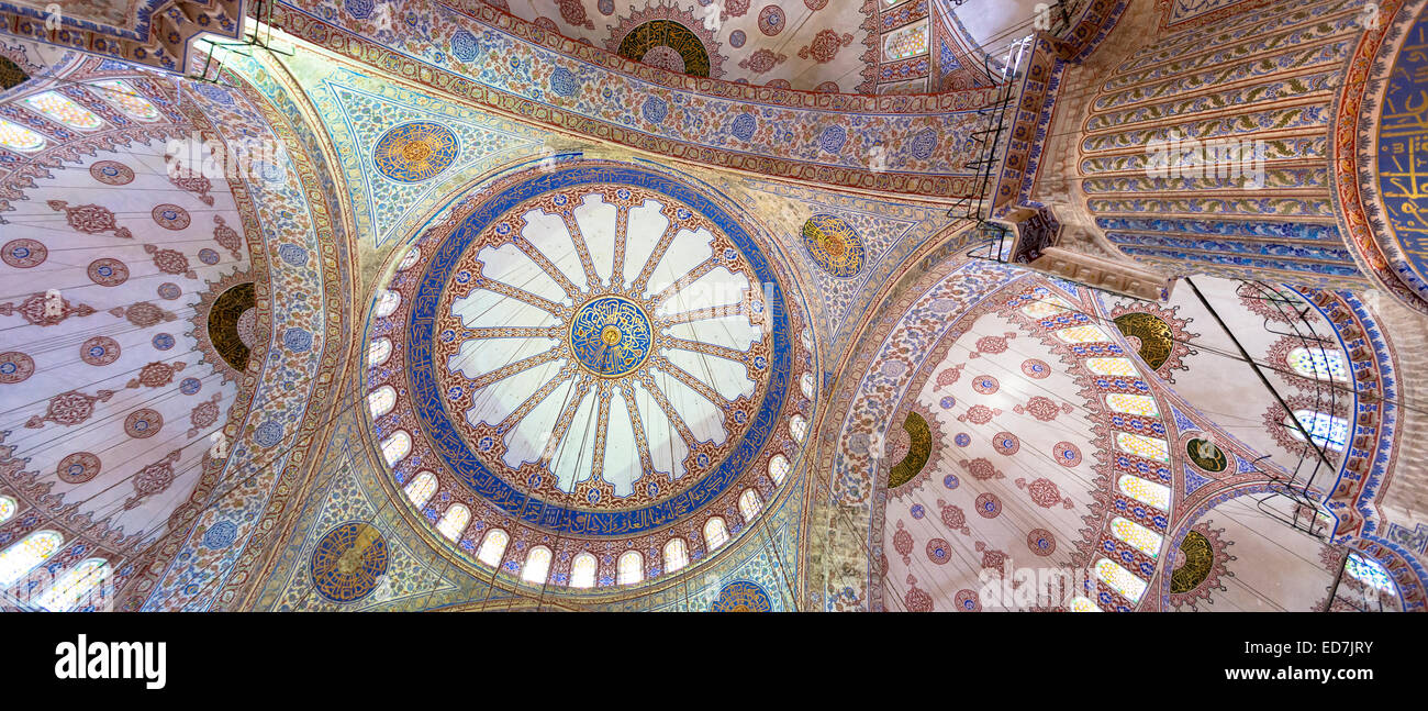 Abbellito ornato delle cupole della moschea Blu, Sultanahmet Camii o Sultan Ahmed moschea di Istanbul, Repubblica di Turchia Foto Stock