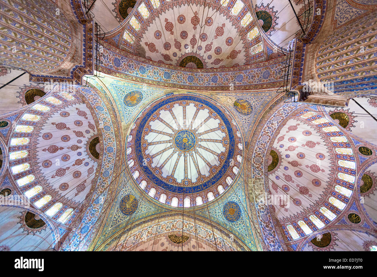 Abbellito ornato delle cupole della moschea Blu, Sultanahmet Camii o Sultan Ahmed moschea di Istanbul, Repubblica di Turchia Foto Stock