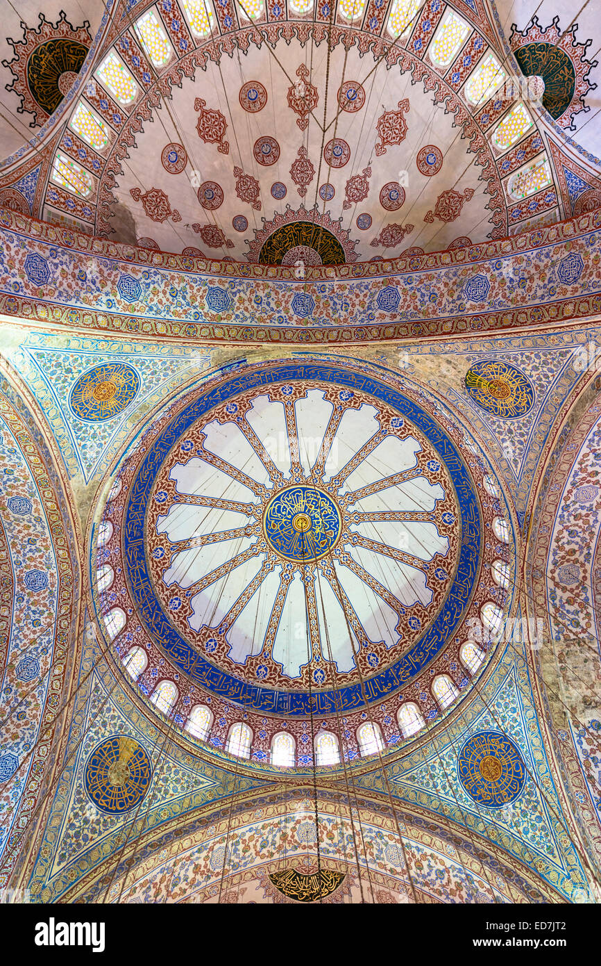 Abbellito ornato delle cupole della moschea Blu, Sultanahmet Camii o Sultan Ahmed moschea di Istanbul, Repubblica di Turchia Foto Stock