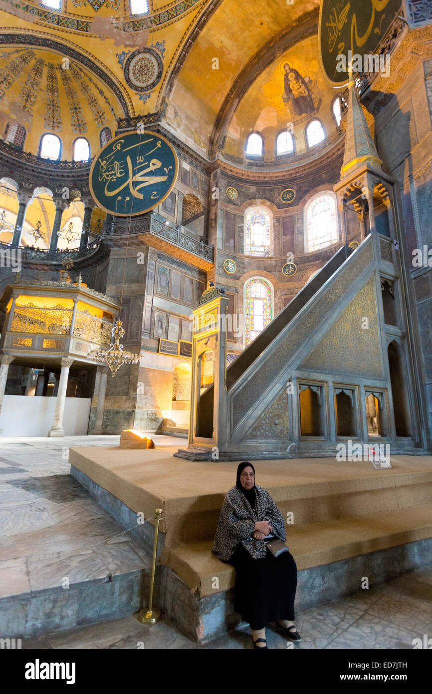 Donna musulmana a Hagia Sophia, Ayasofya Muzesi, museo della moschea di Sultanahmet, Istanbul, Repubblica di Turchia Foto Stock