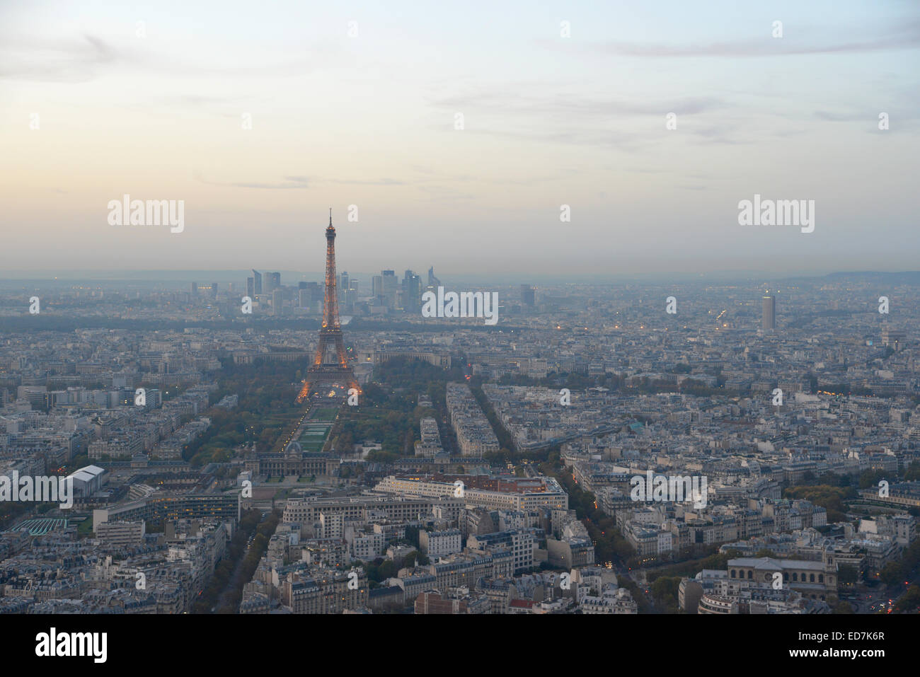 La Torre Eiffel e il centro di Parigi al tramonto, visto dalla torre di Montparnasse Foto Stock