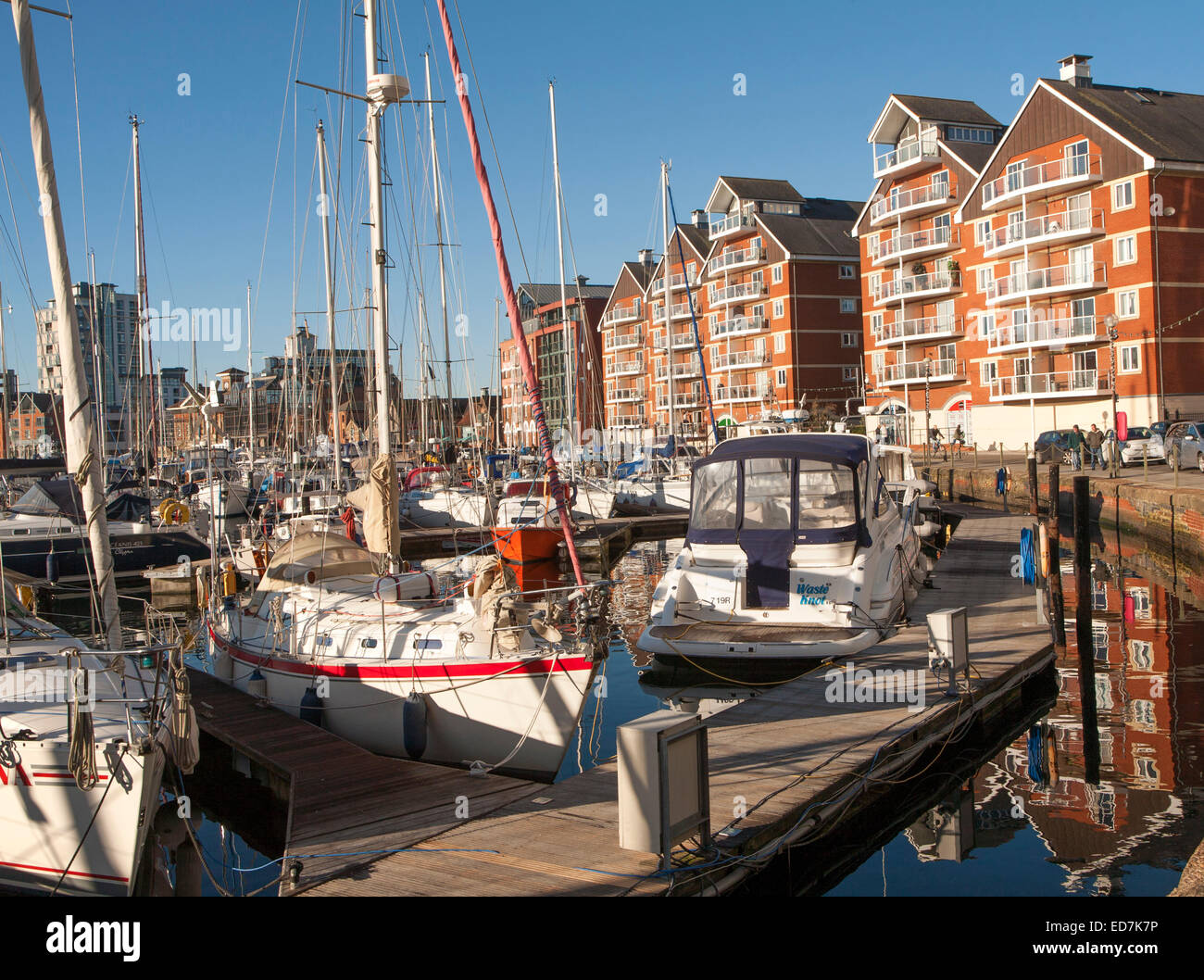 Marina e nuovi appartamenti nella Darsena, Ipswich, Suffolk, Inghilterra, Regno Unito Foto Stock