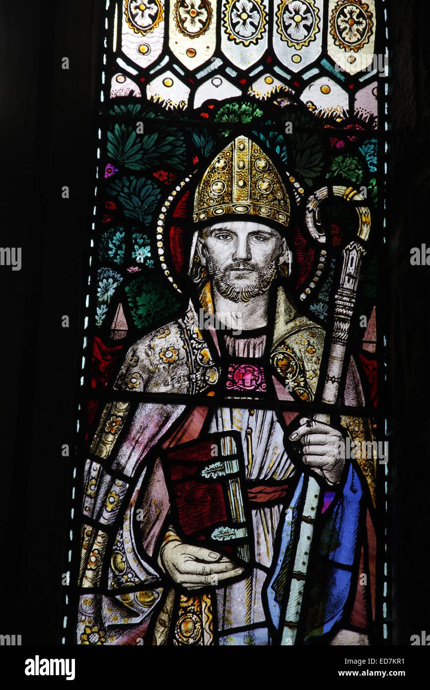 Una vetrata raffigurante san Tommaso Becket, san Tommaso Becket una chiesa, Huntington, Herefordshire Foto Stock