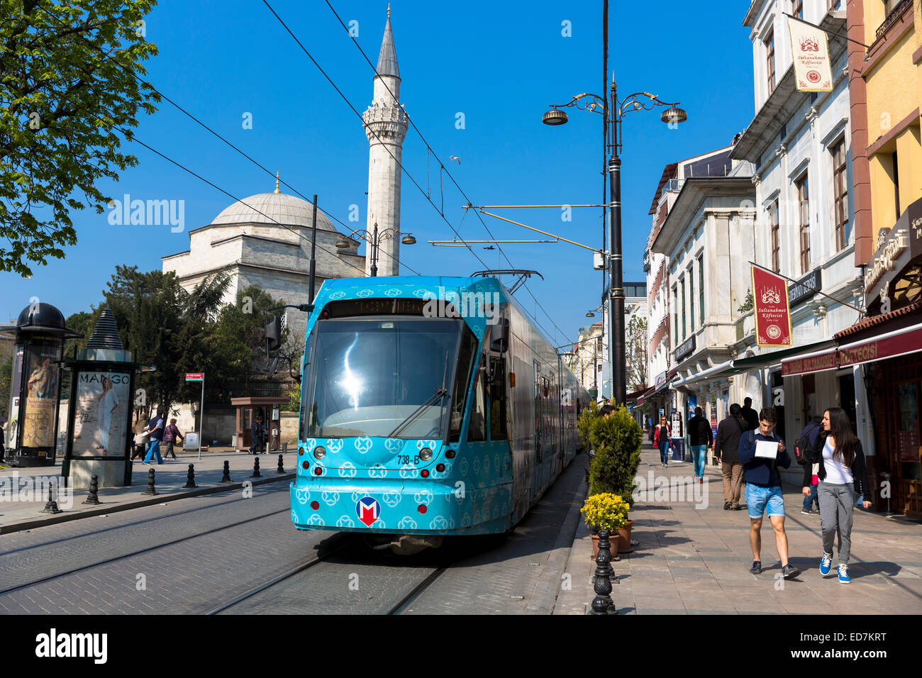 Pubblica il sistema tram, strada e scene di strada nel quartiere di Sultanahmet di Istanbul Old Town, Repubblica di Turchia Foto Stock