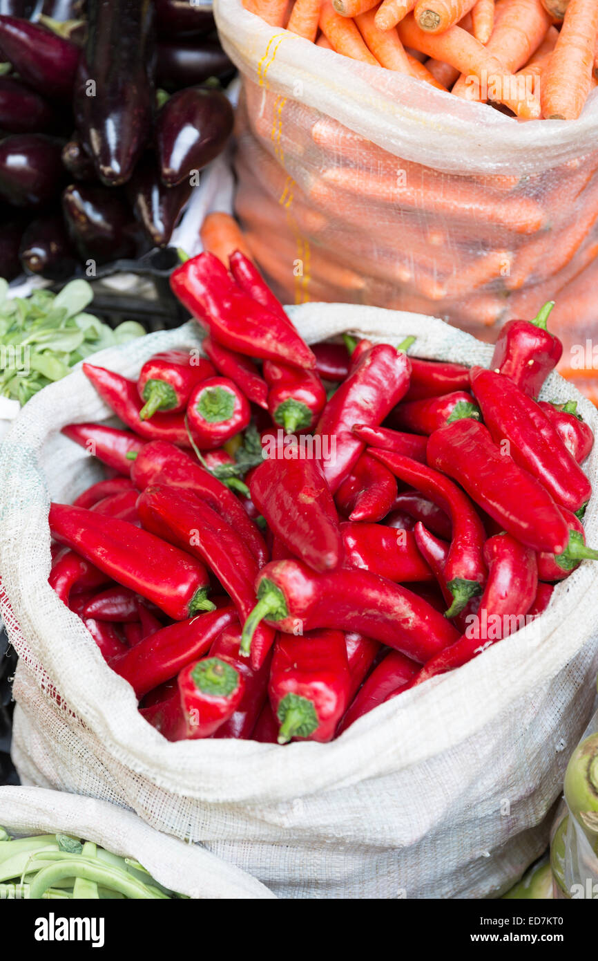 Peperoncini rossi del display per la vendita di prodotti alimentari e al mercato delle spezie nel quartiere di Kadikoy sul lato Asiatico di Istanbul, est della Turchia Foto Stock