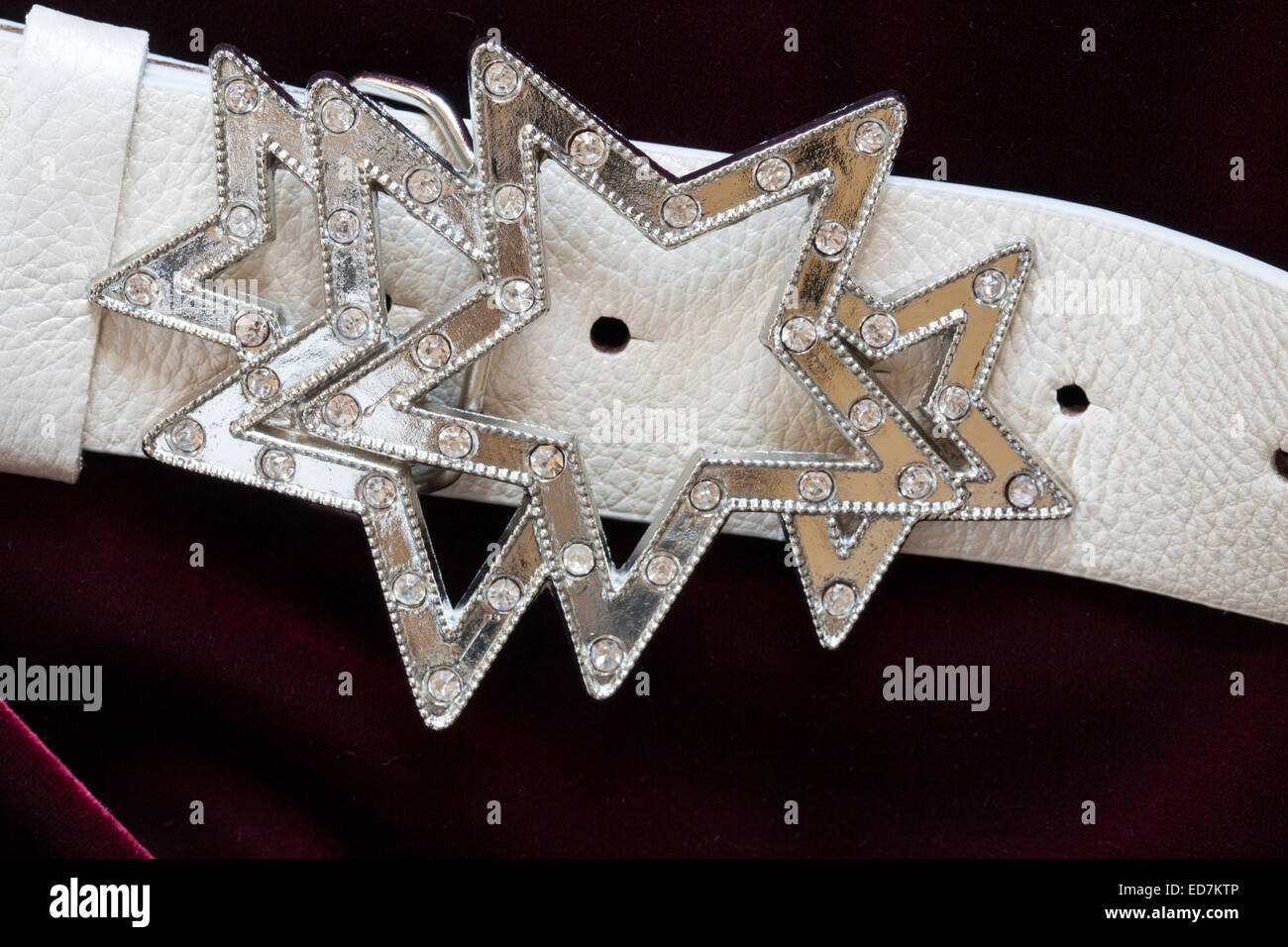 Cintura Bianca con stelle scintillanti fibbia su capi di abbigliamento Foto Stock