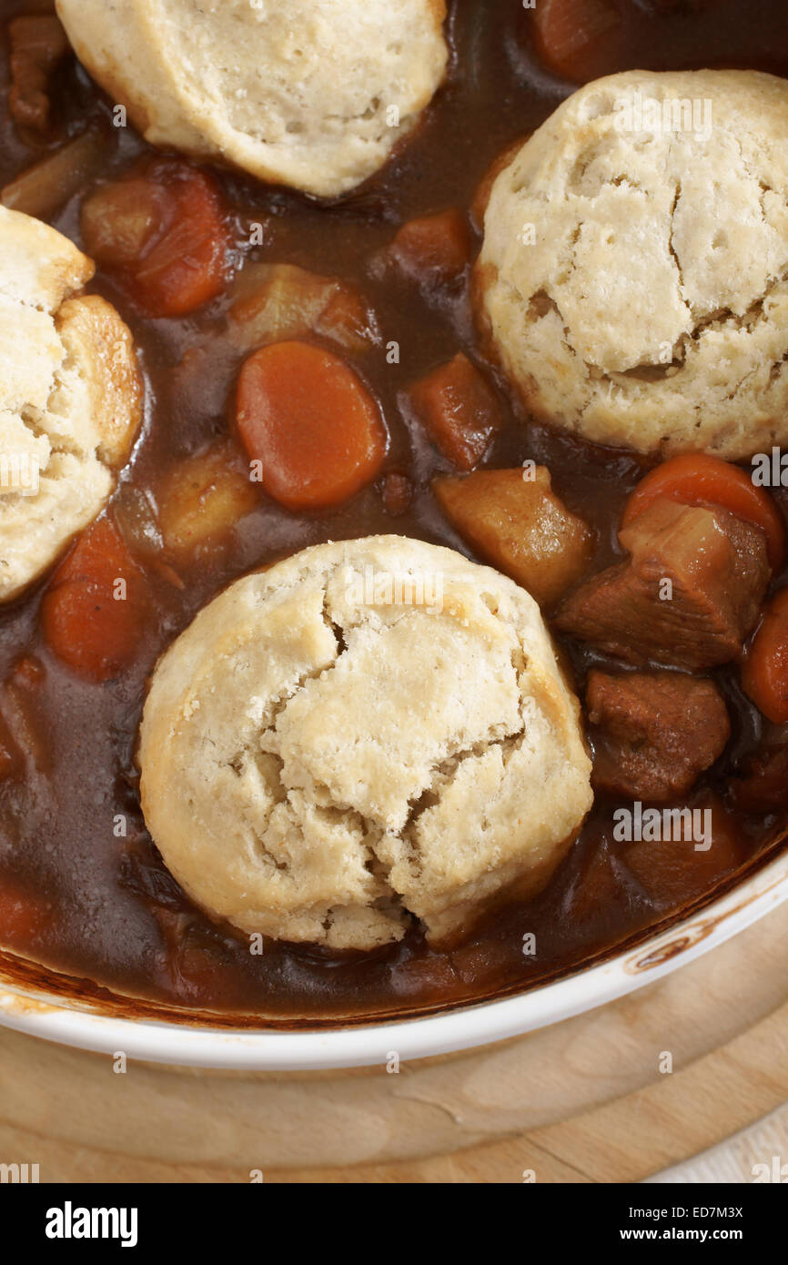 Classic cobbler di carni bovine o le carni bovine casseruola con gnocchi suet Foto Stock