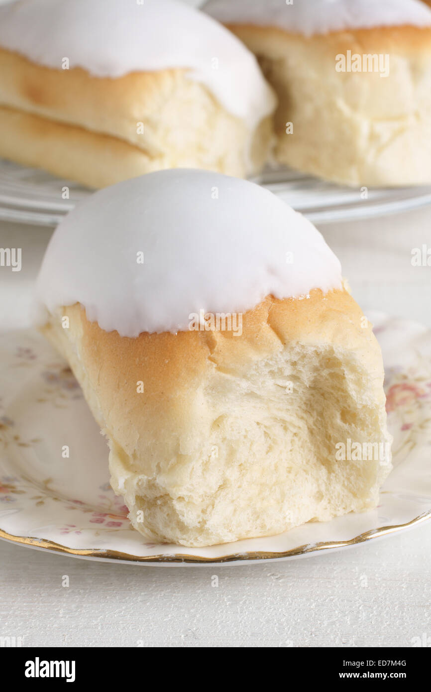 Ciambelle glassate o dita una torta fatta da un rotolo di pane ricoperti di una glassa Foto Stock