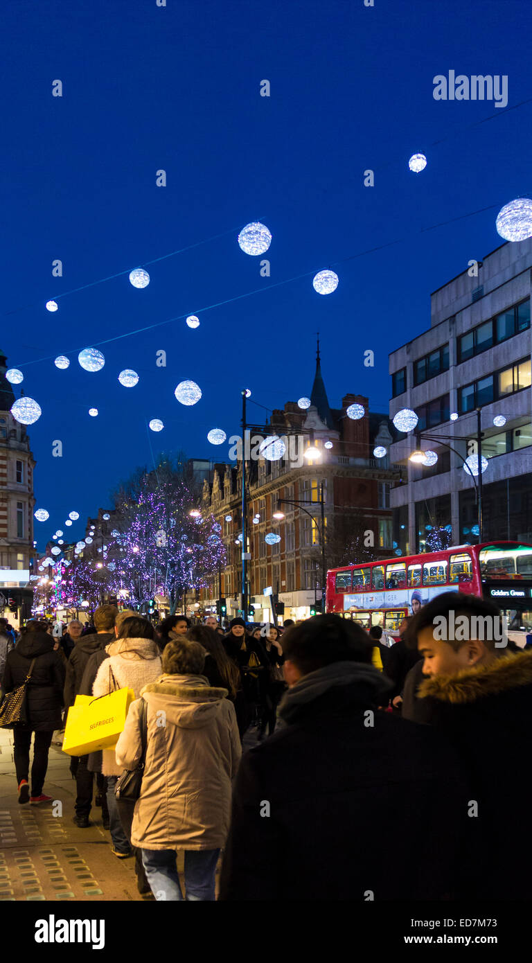 Gli amanti dello shopping di Oxford Street, la vigilia di Natale. Foto Stock