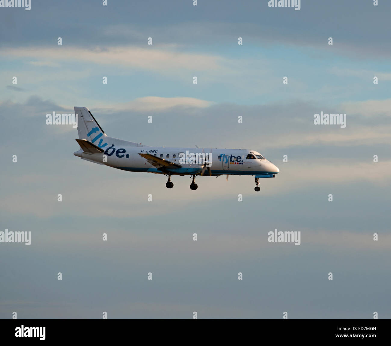 Saab 340B Flybe British European (Loganair) G-LGND avvicinando Aberdeen Dyce Airport nel nord est della Scozia. SCO Foto Stock