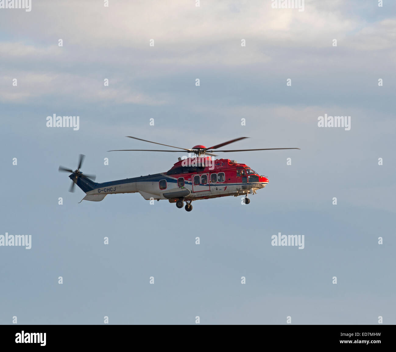 Di ritorno dal petrolio del Mare del Nord i campi Scotia G-CHCJ Eurocopter 225LP Mk2 all'Aeroporto di Aberdeen. SCO 9387. Foto Stock