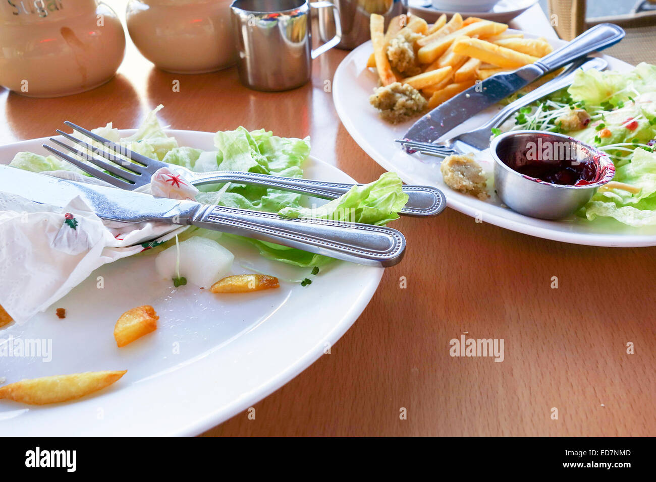 Completate il pasto con gli avanzi ancora sulla piastra Foto Stock