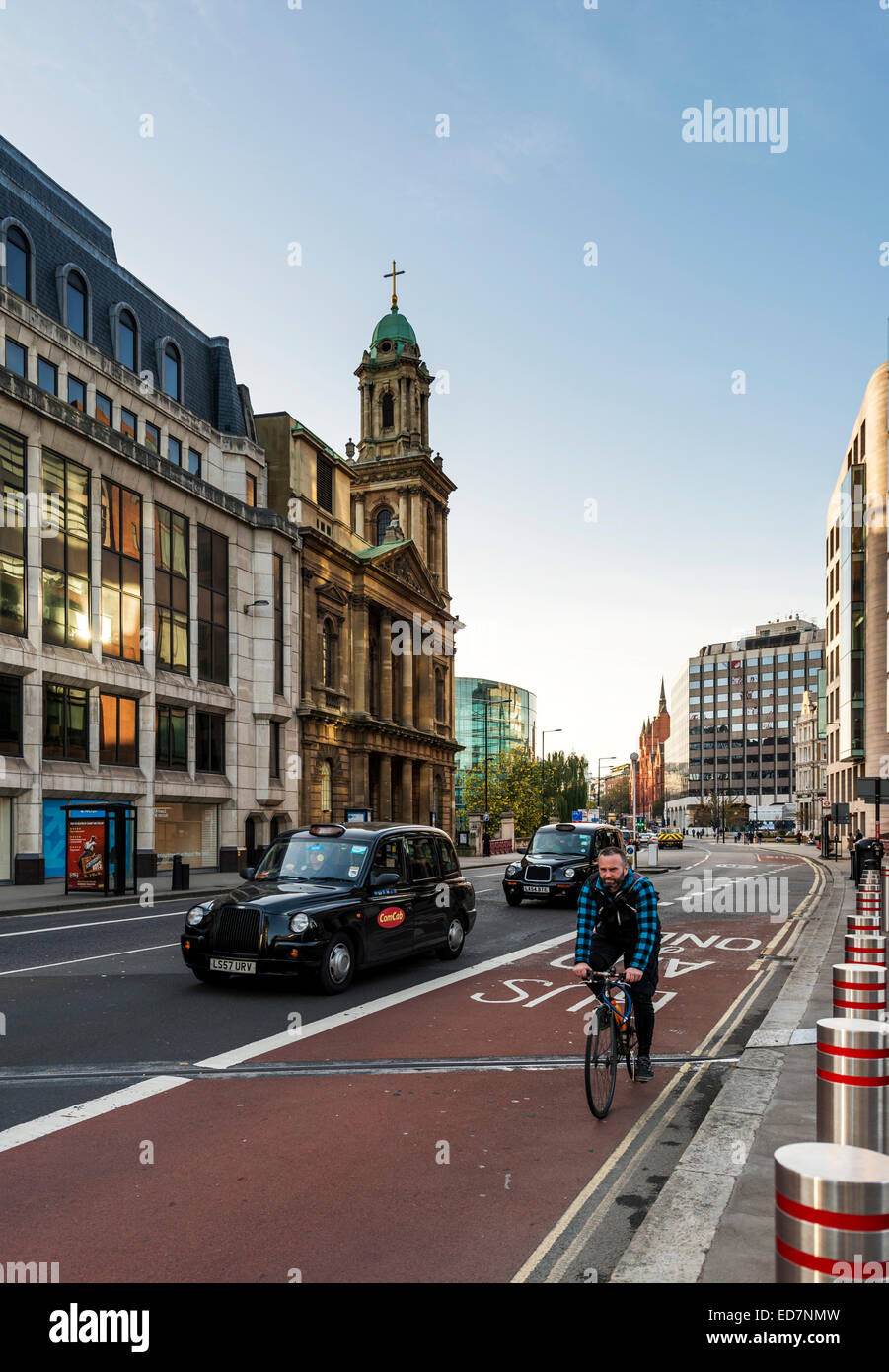 A HOLBORN VIADUCT guardando verso Holborn, un ciclista scorre verso il basso un bus Lane, London Black Cabs passare da Foto Stock