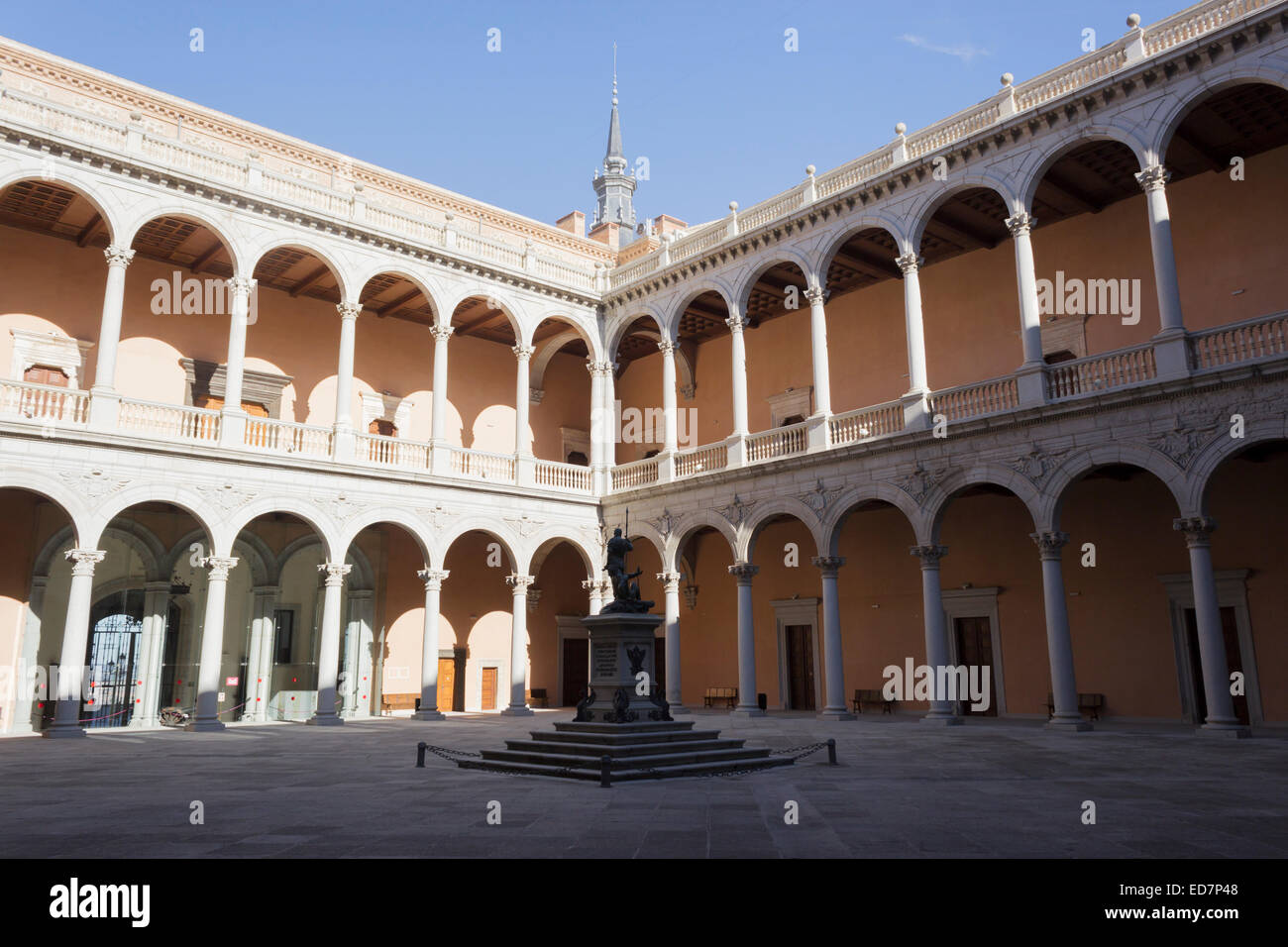 Patio interno dell'Alcazar di Toledo, Toledo, Castilla-la Mancha, in Spagna. Sede del Museo dell'esercito. Foto Stock