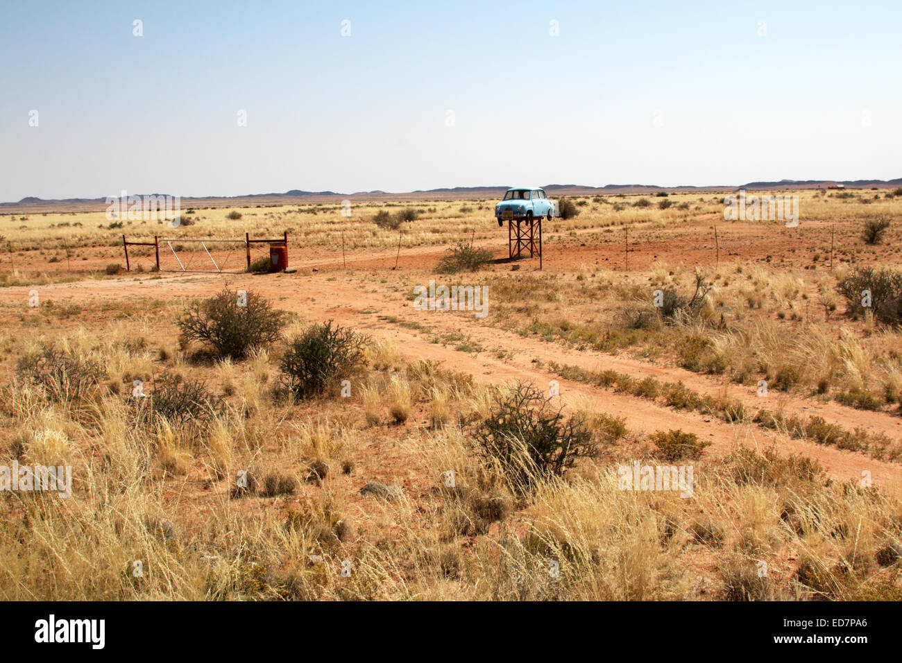 Ingresso frisky firmare una vecchia Fiat abbandonati nel grande spazio aperto di un grande albergo e agriturismo vicino a Upington Northern Cape Sud Africa Foto Stock