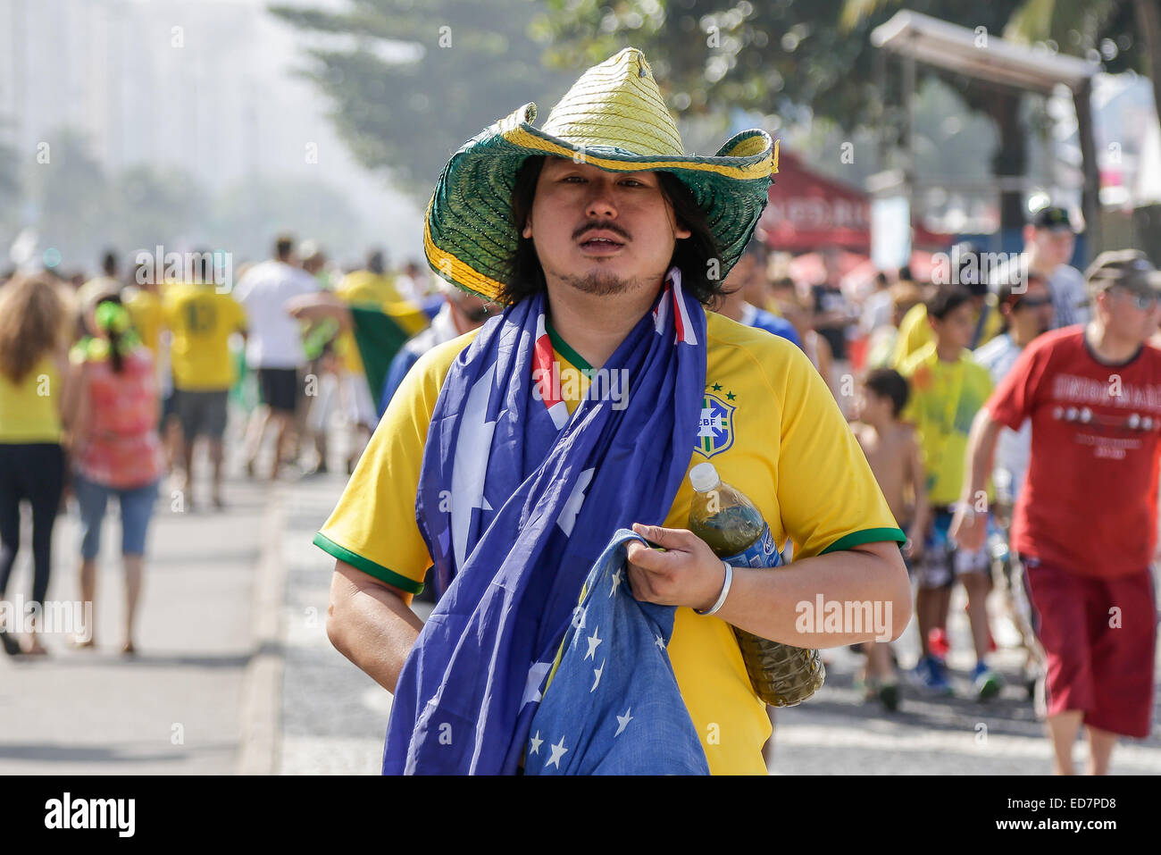 Ventole a FIFA Fan Fest di Rio de Janeiro anticipare il Brasile Cile v corrispondono dove: Rio de Janeiro in Brasile quando: 28 Giu 2014 Foto Stock