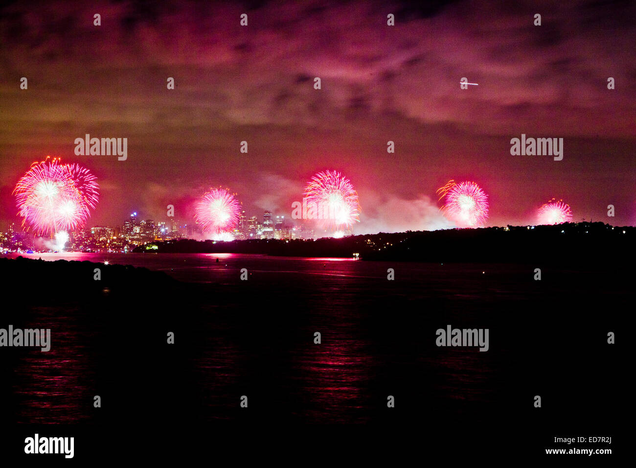 Sydney, Australia. 1a gen, 2015. Fuochi d'artificio erano impostate su off per contrassegnare il giorno di Capodanno del 2015 a Sydney in Australia, il 1 gennaio 2015. Circa un milione e mezzo di cittadini e turisti è andato a Sydney i principali punti panoramici inizio giovedì per festeggiare la venuta dell'anno 2015. Credito: Jin Linpeng/Xinhua/Alamy Live News Foto Stock