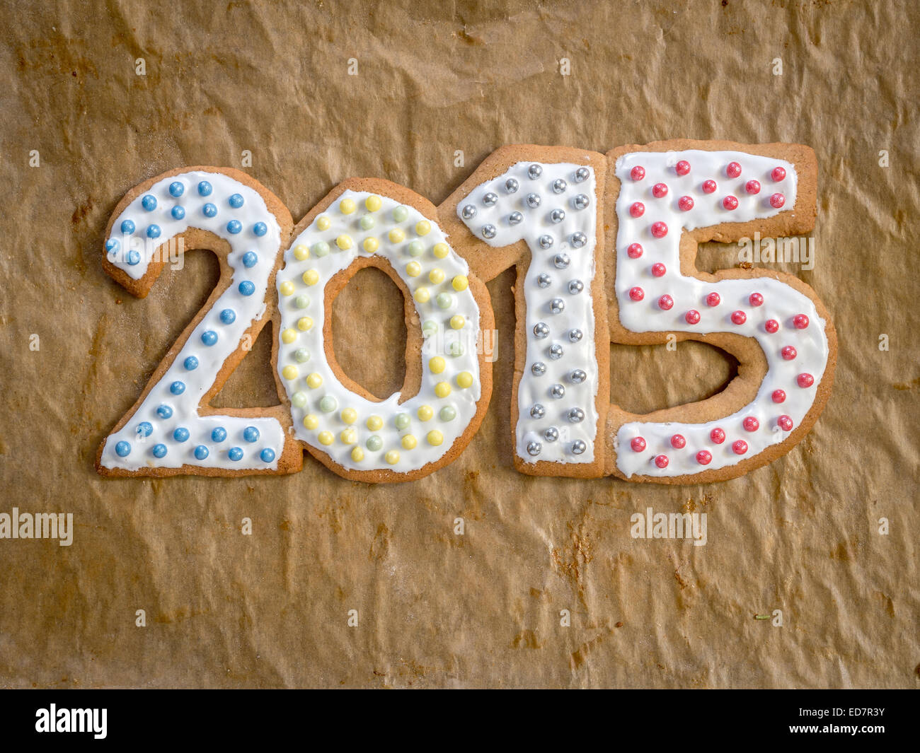 2015 Nuovo anno cifre fatte di pan di zenzero biscotti fatti in casa su marrone carta da forno Foto Stock