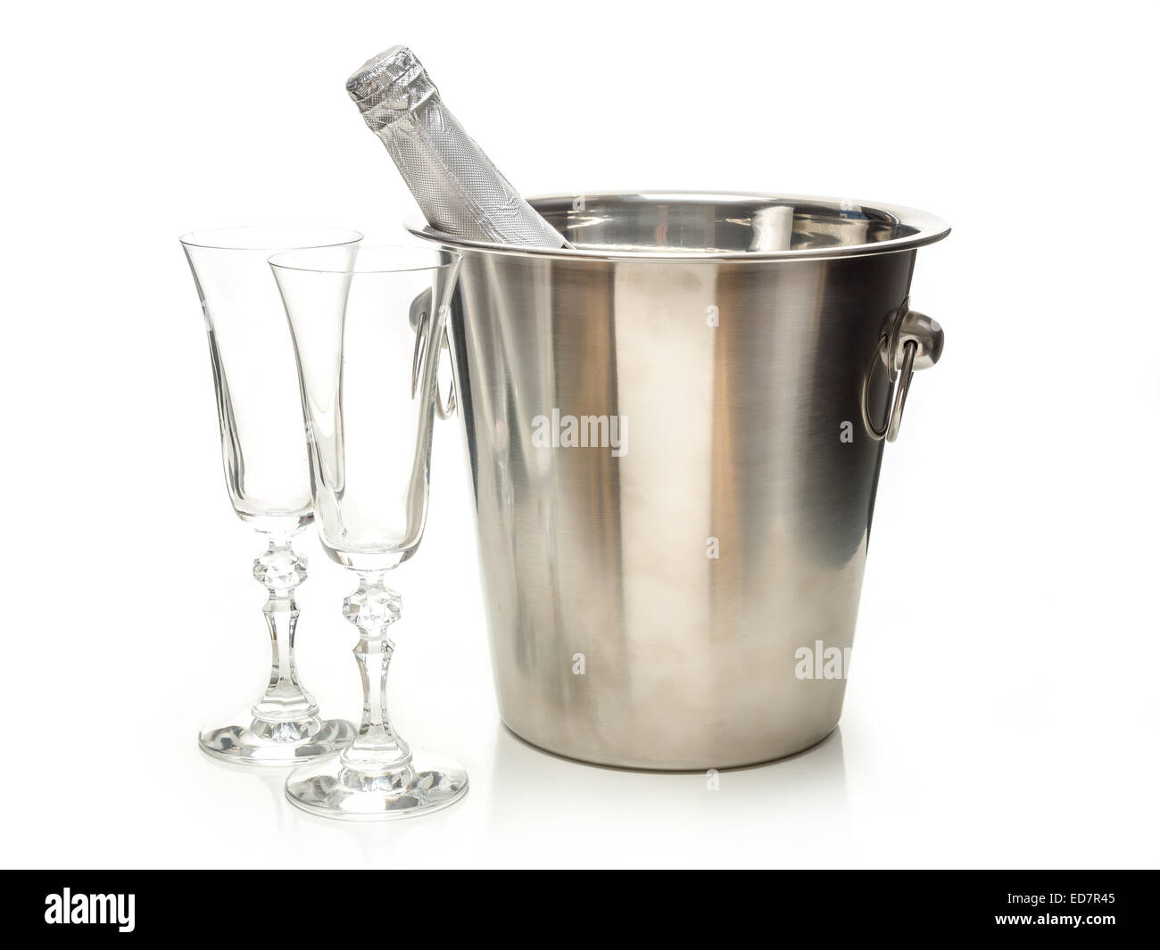 Anno nuovo bottiglia di champagne in metallo dello scambiatore di calore e due bicchieri di champagne shot su bianco Foto Stock