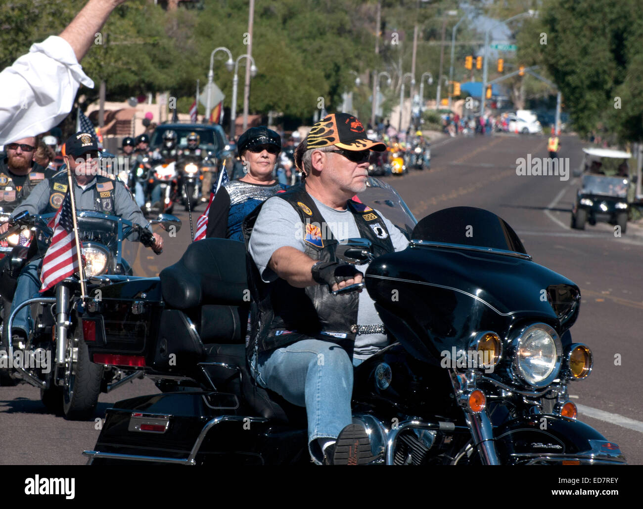 I partecipanti a marzo per la Giornata dei veterani Parade, che onori militari americani veterani, in Tucson, Arizona, Stati Uniti. Foto Stock