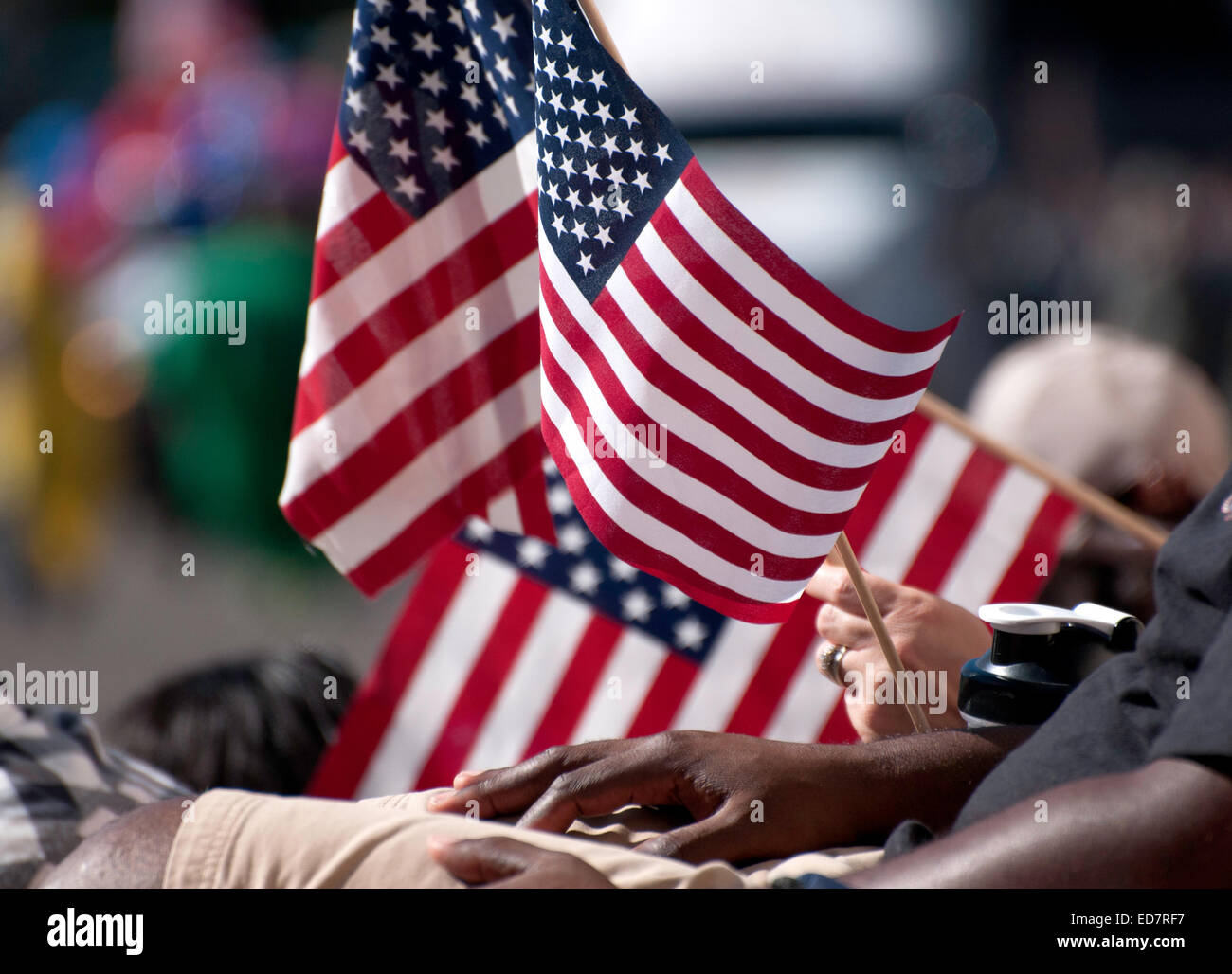 I partecipanti sventolare la bandiera americana a veterani del giorno Parade, che onori militari americani veterani, in Tucson, Arizona, Stati Uniti. Foto Stock
