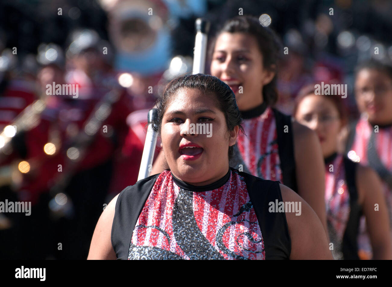 Il Tucson High School marching band marche in veterani parata del giorno in Tucson, Arizona, Stati Uniti. Foto Stock