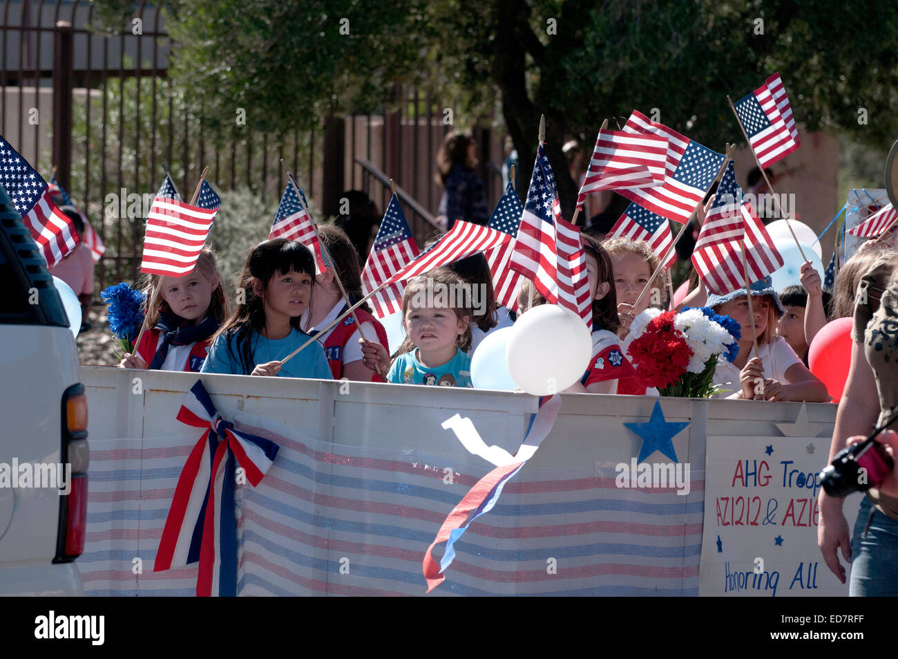 I partecipanti a marzo per la Giornata dei veterani Parade, che onori militari americani veterani, in Tucson, Arizona, Stati Uniti. Foto Stock