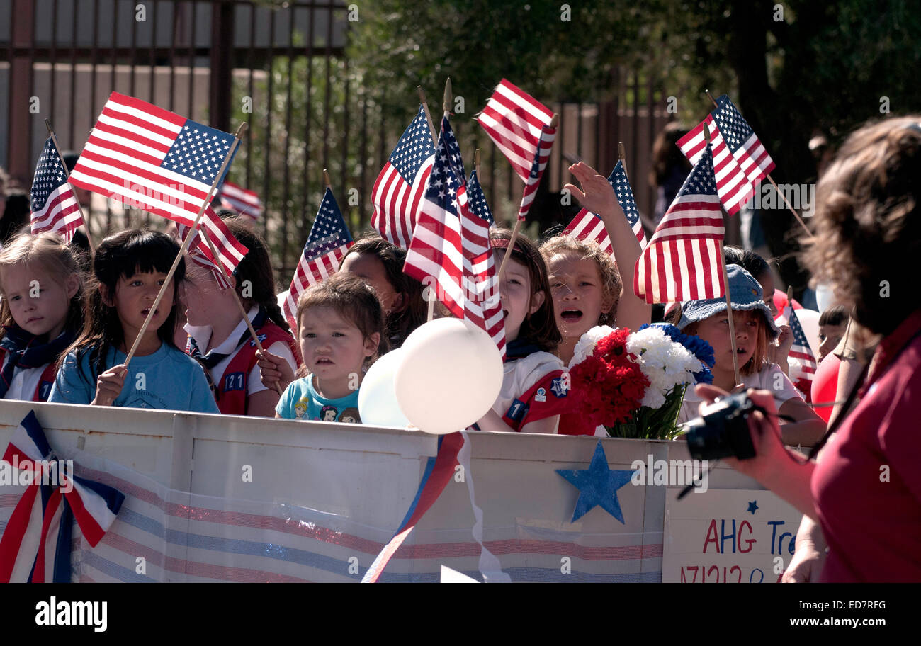 I partecipanti a marzo per la Giornata dei veterani Parade, che onori militari americani veterani, in Tucson, Arizona, Stati Uniti. Foto Stock