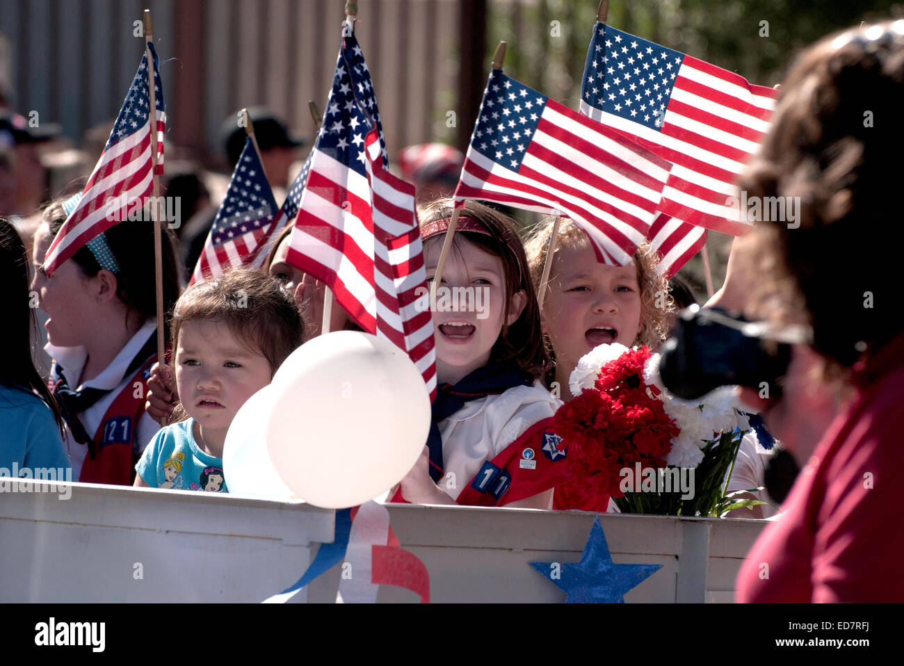 I partecipanti a marzo per la Giornata dei veterani Parade, che onori militari americani veterani, in Tucson, Arizona, Stati Uniti. Foto Stock