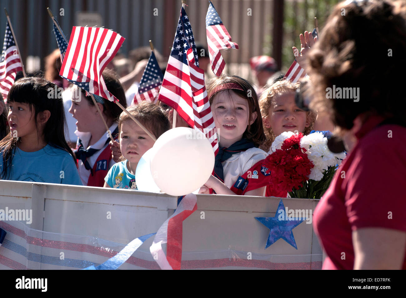 I partecipanti a marzo per la Giornata dei veterani Parade, che onori militari americani veterani, in Tucson, Arizona, Stati Uniti. Foto Stock