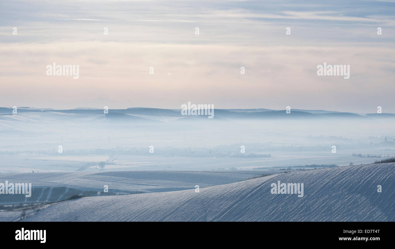 Terreni coperti di neve e nebbia sky Foto Stock