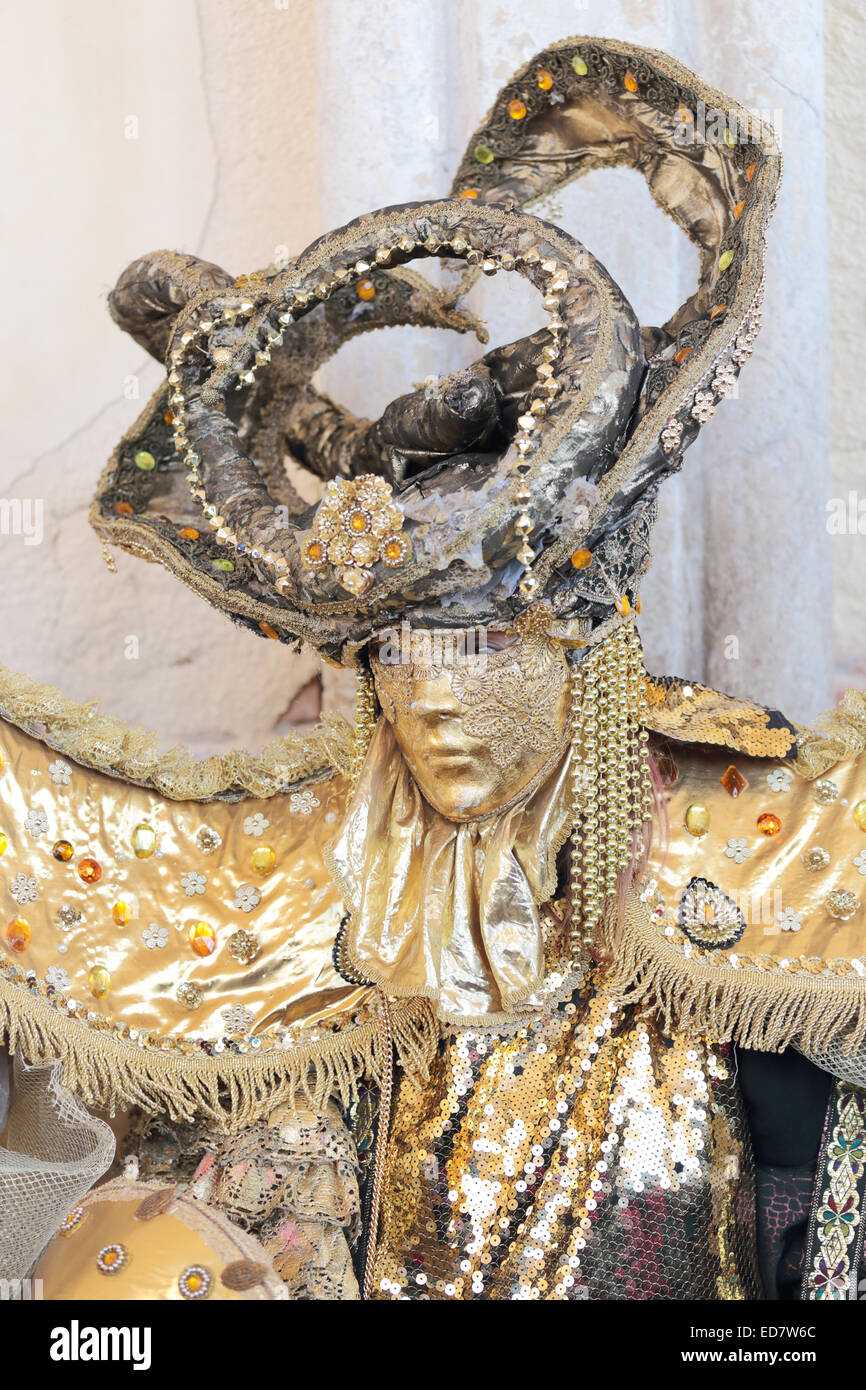 Una maschera dorata esposta durante il tradizionale Carnevale di Venezia, Italia (2014 edition) Foto Stock
