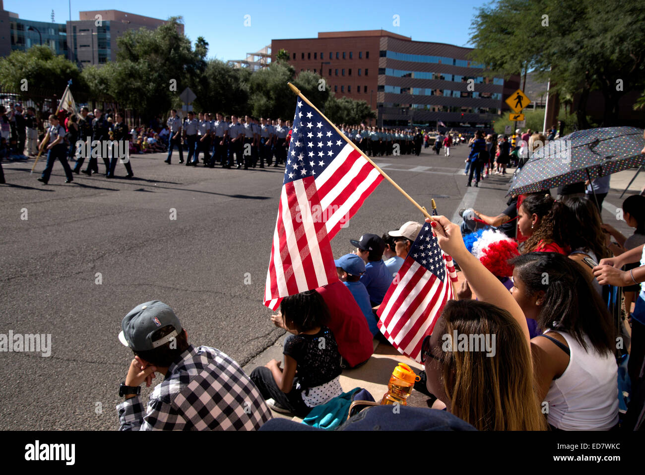 Alta scuola ROTC cadetti marzo a veterani del giorno Parade, che onori militari americani veterani, in Tucson, Arizona, Stati Uniti. Foto Stock