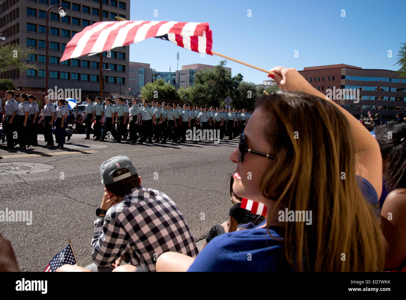 Alta scuola ROTC cadetti marzo a veterani del giorno Parade, che onori militari americani veterani, in Tucson, Arizona, Stati Uniti. Foto Stock