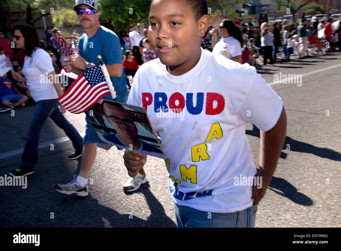 Le famiglie dei militari di marzo nella Giornata dei veterani Parade, che onori militari americani veterani, in Tucson, Arizona, Stati Uniti. Foto Stock