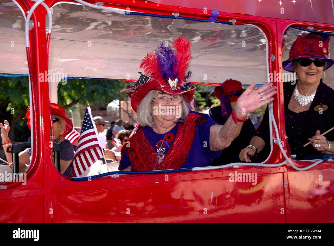 Membri del Red Hat società marzo a veterani del giorno Parade, che onori militari americani veterani, in Tucson, Arizona, USA Foto Stock