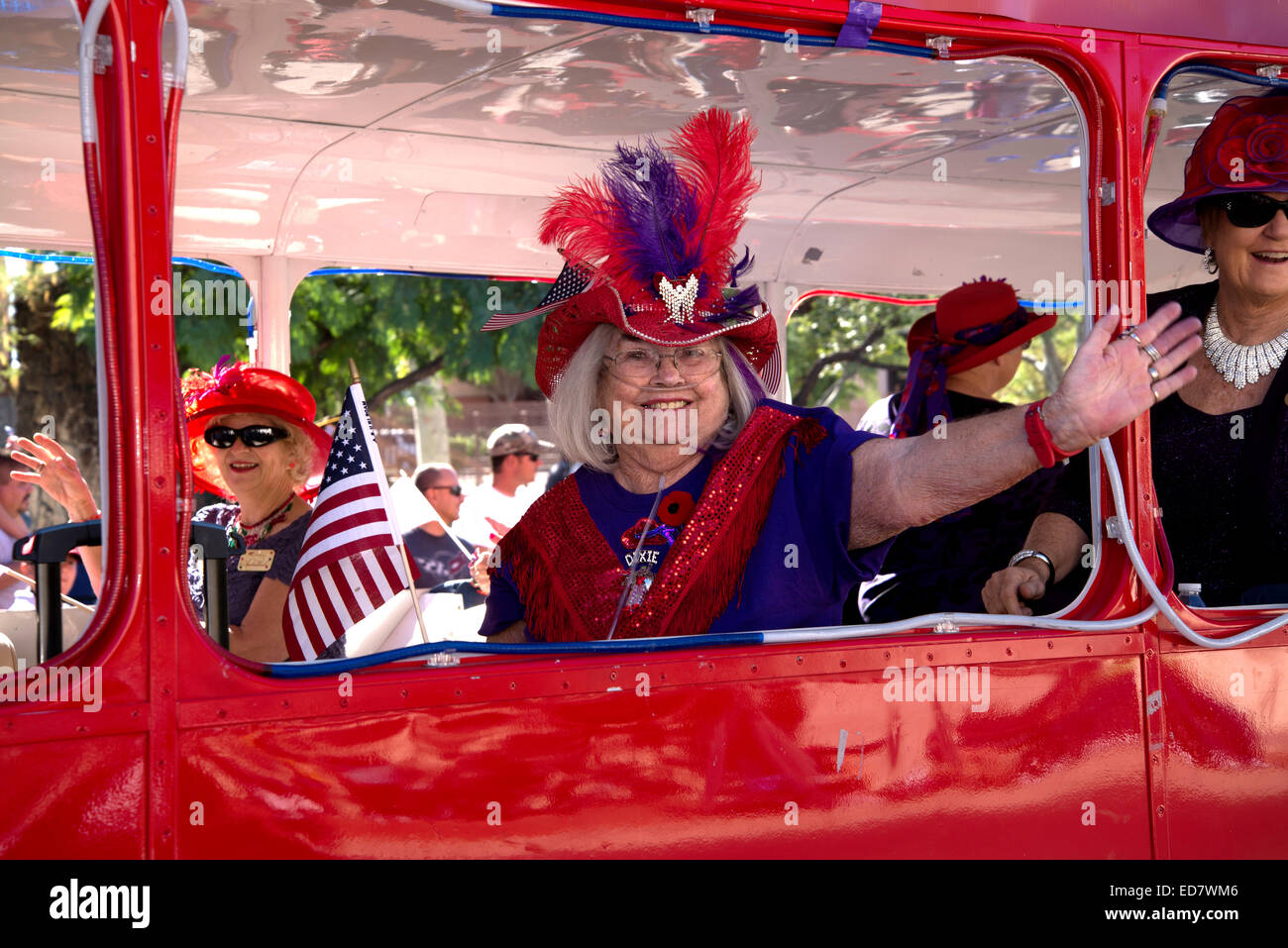 Membri del Red Hat società marzo a veterani del giorno Parade, che onori militari americani veterani, in Tucson, Arizona, USA Foto Stock